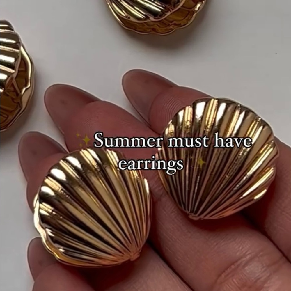 Free People Unique Vintage Gold Clam Shell Earrings OS - Picture 9 of 9